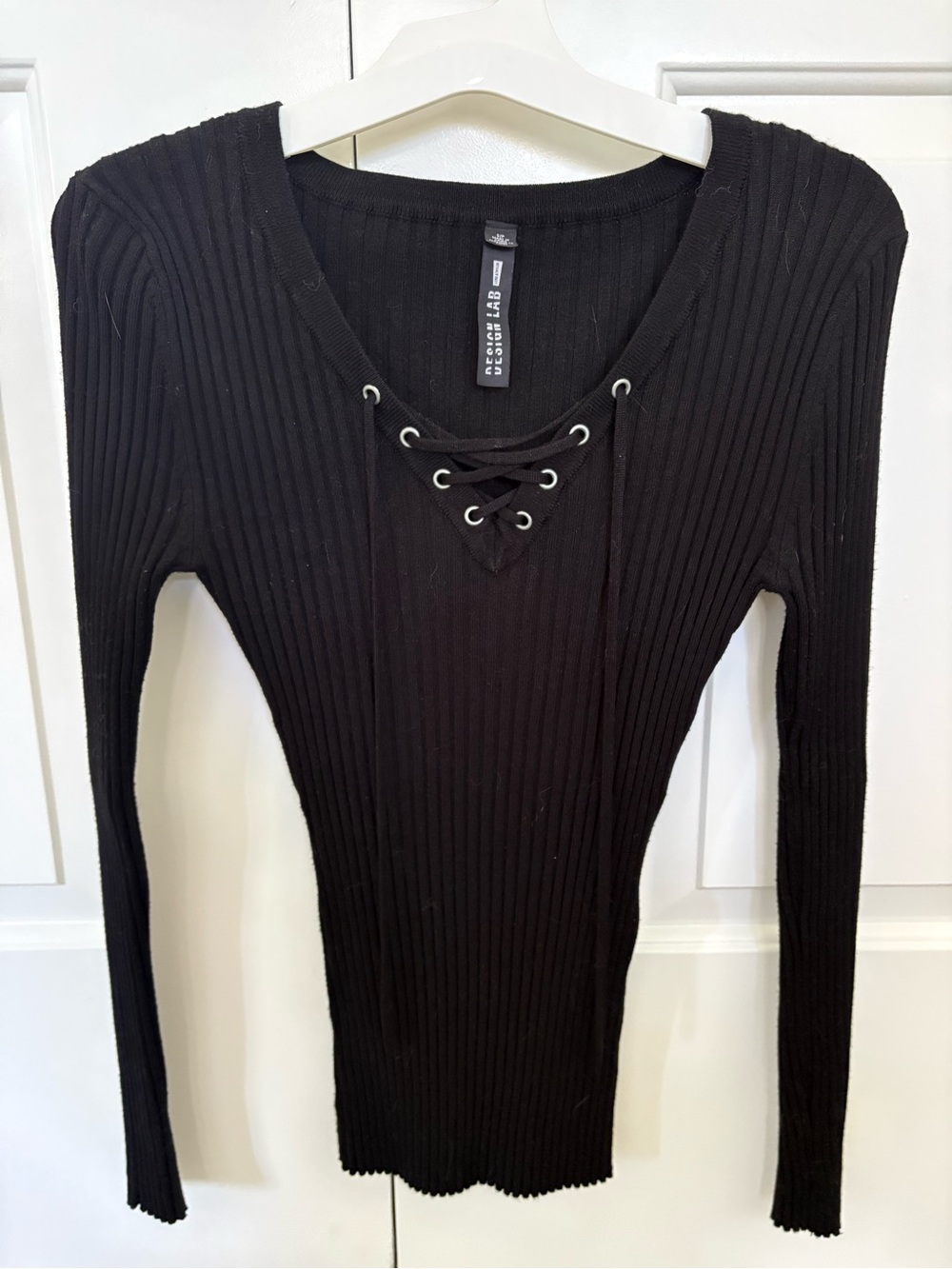 Design Lab Black Ribbed Lace-Up Neckline Long Sleeve Top
Size Small